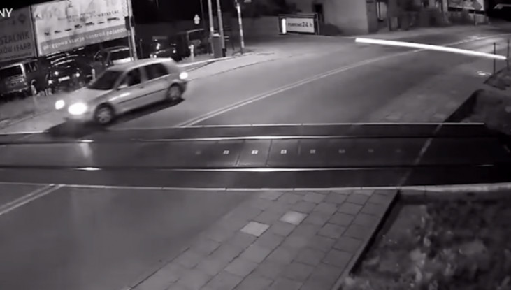 Συγκλονιστικό βίντεο: Αυτοκίνητο περνά ξυστά από το τρένο! (βίντεο)